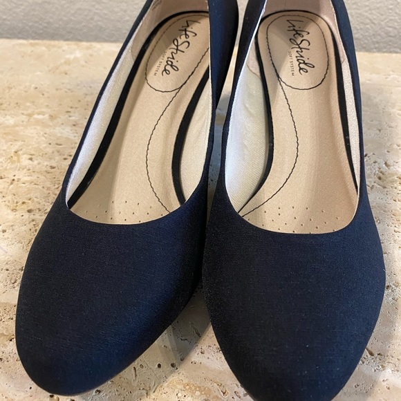 Life Stride Parigi Pumps in black fabric.
Brand new, synthetic upper size 7 - Picture 7 of 8